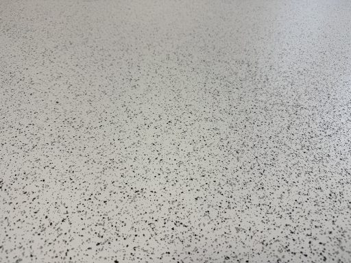 Dekorative Farbchips Feine Farbchips geben der neu beschichteten Fläche Struktur und Charakter.