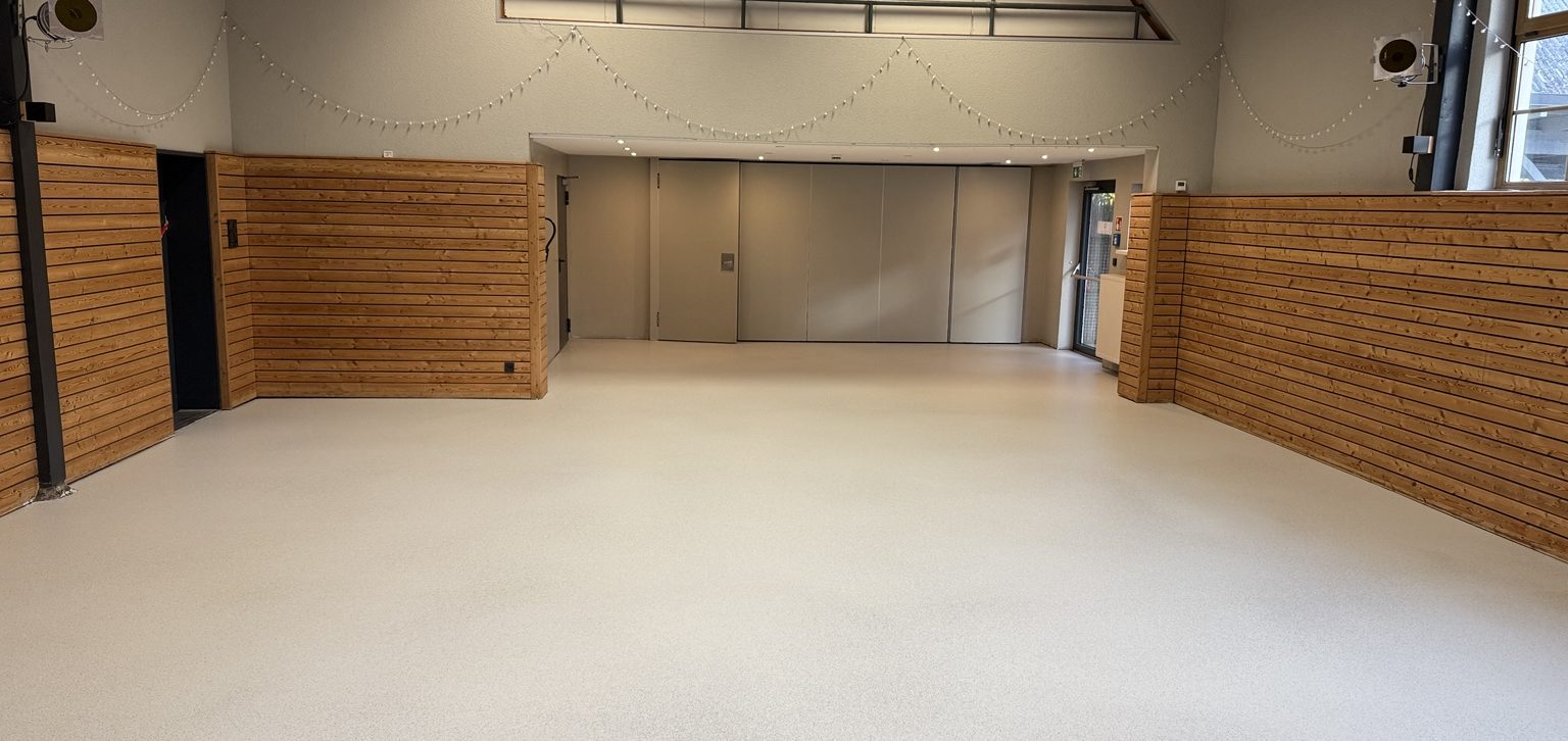 Linoleumboden nach der fachgerechten Aufarbeitung und PU-Versiegelung Renovierter Linoleumboden mit heller PU-Versiegelung und feinen Farbchips