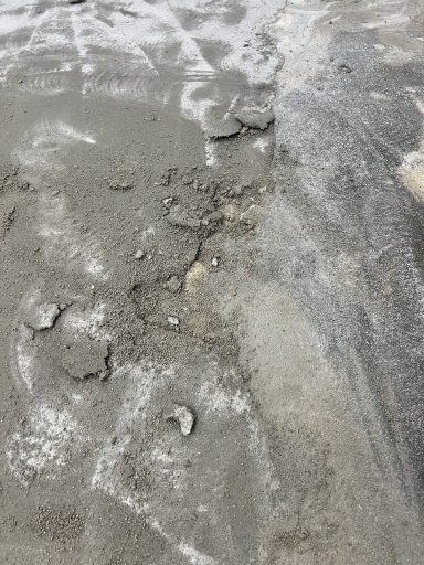 Untergrund im Detail Beschädigte Bereiche des vorhandenen Untergrunds während der Vorbereitung.