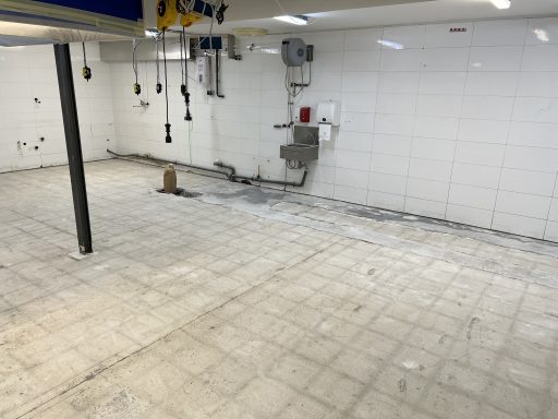 Ausgangszustand Vorhandener Küchenboden vor dem neuen Beschichtungsaufbau.