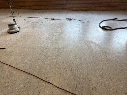 Reinigung und Vorbereitung Maschinelle Vorbereitung des vorhandenen Bodens vor dem neuen Aufbau.