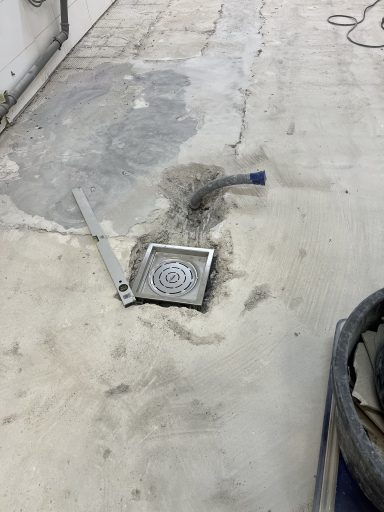Bodenablauf während der Arbeiten Detail des Bodenablaufs und des angrenzenden Untergrunds während der Sanierung.