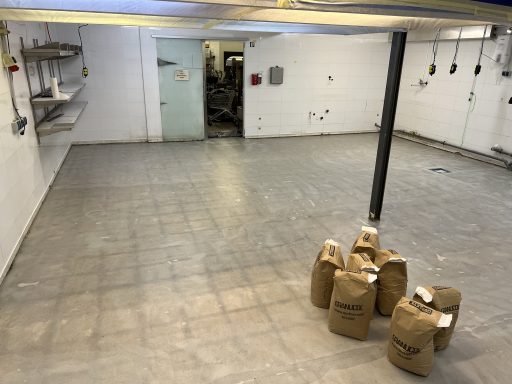 Vorbereitete Bodenfläche Vorbereiteter Untergrund vor dem weiteren Beschichtungsaufbau.